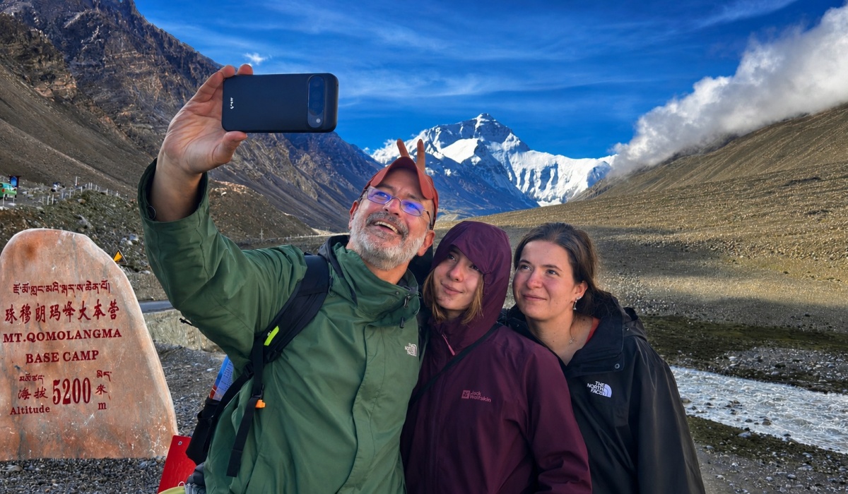 Reisende am Everest-Basislager in Tibet