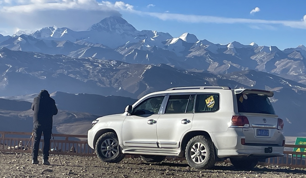 Gel&auml;ndewagen mit Blick auf die Himalaya-Bergwelt in Tibet