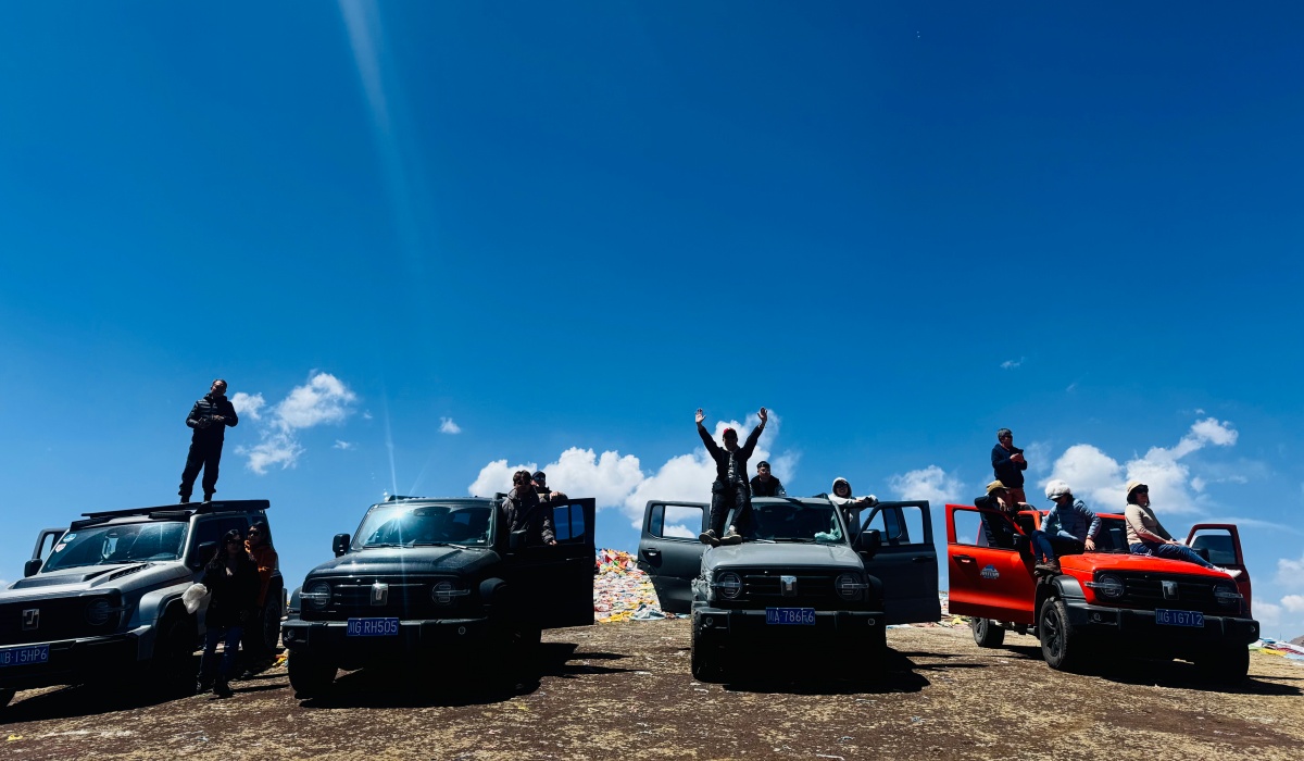 Reisende mit Gel&auml;ndewagen auf dem tibetischen Hochland