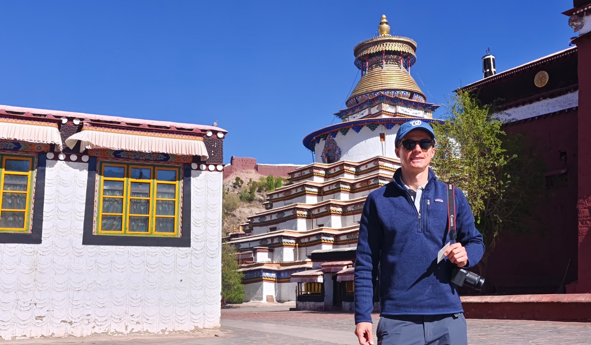 Reisender am Kumbum-Stupa in Gyantse