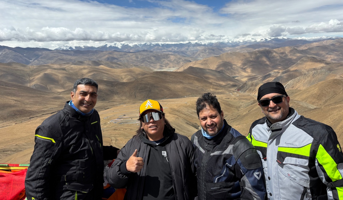 Motorradfahrer auf einem Bergpass in Tibet