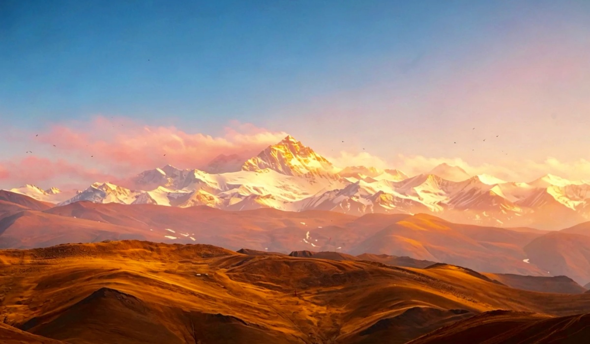 Mount Everest im goldenen Licht des Sonnenaufgangs