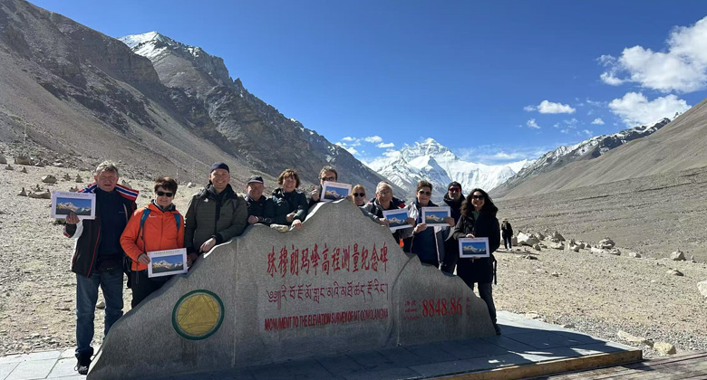 Unsere Gäste haben Fotos mit dem Everest-Marker am Tibet EBC gemacht