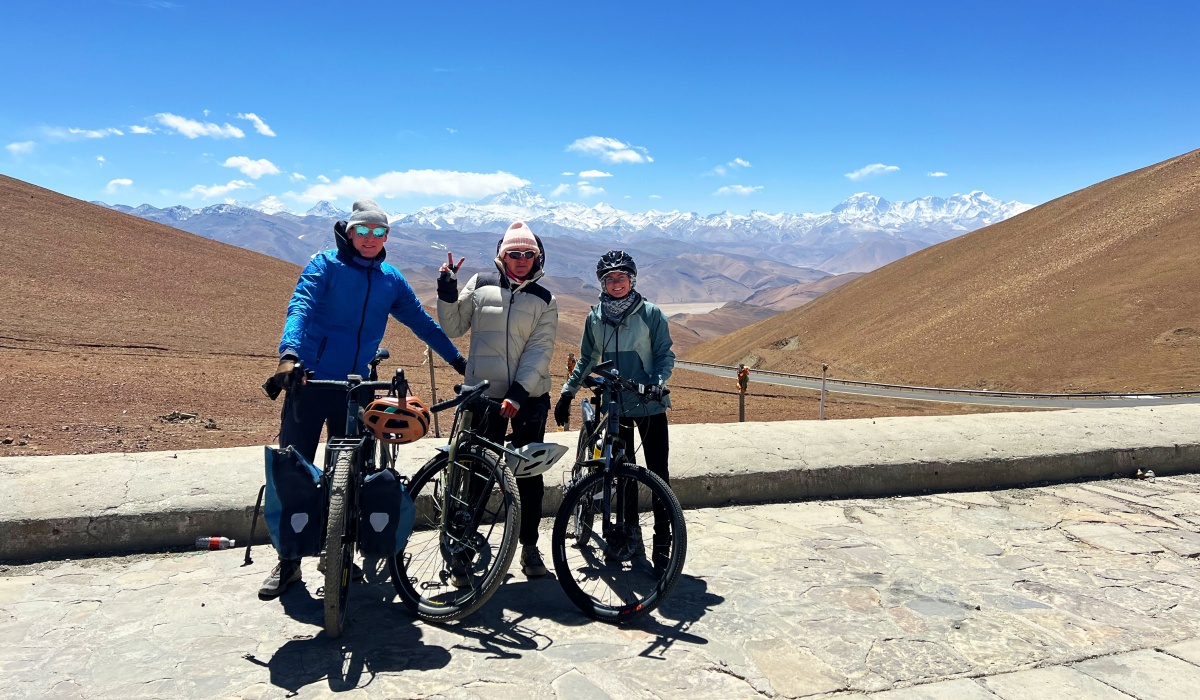 Radfahrer auf dem tibetischen Hochland mit Himalaya-Blick