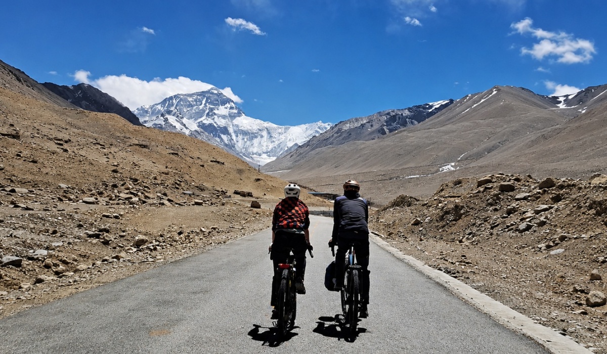 Radfahrer auf dem Weg zum Mount Everest in Tibet