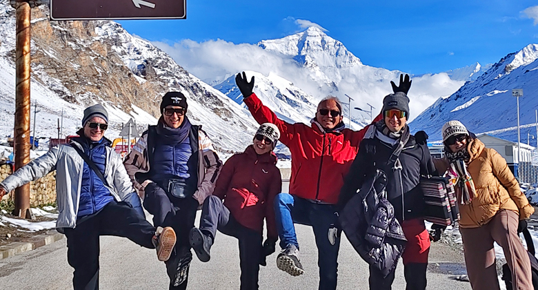 Unsere Reiseg&auml;ste fotografieren sich vor dem Mount Everest am tibetischen Everest-Basislager