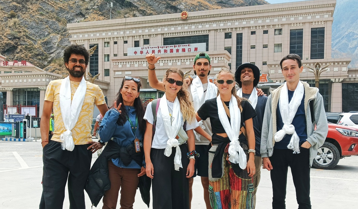 Reisegruppe am Grenz&uuml;bergang Gyirong in Tibet