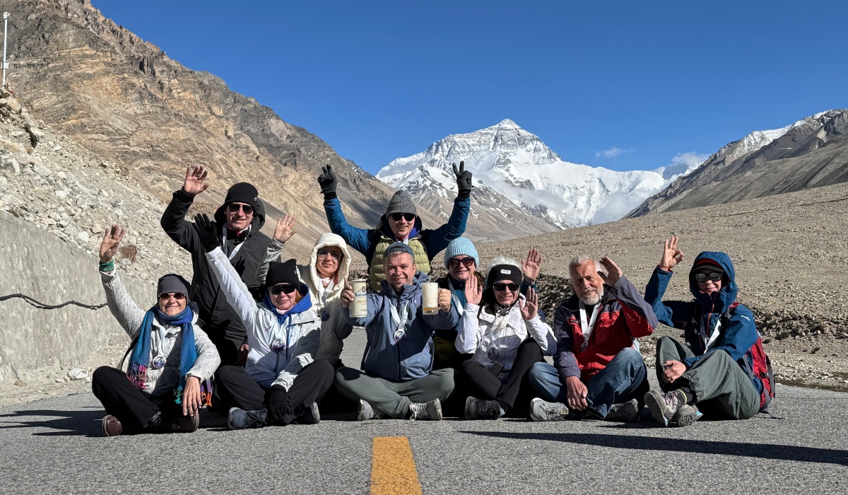 Reisegruppe vor dem Mount Everest in Tibet