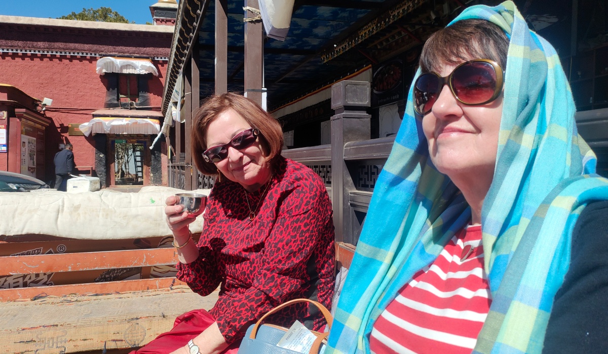 Reisende bei einer Teepause in Tibet