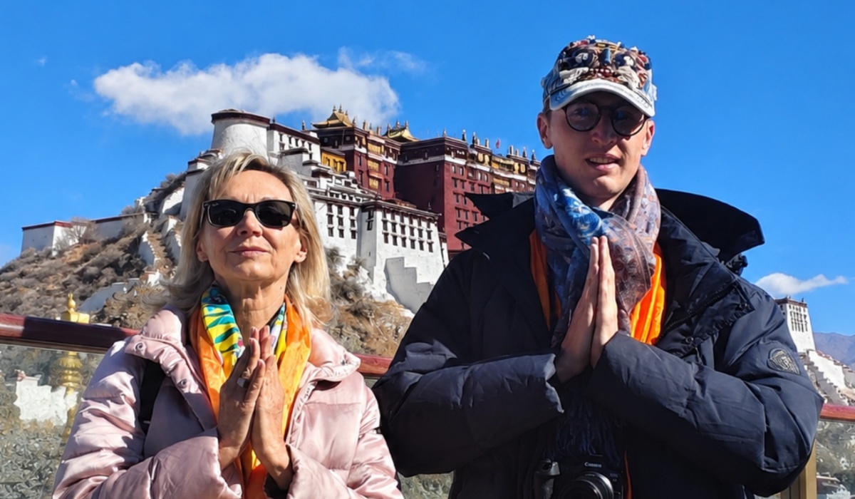 Reisende vor dem Potala-Palast in Lhasa