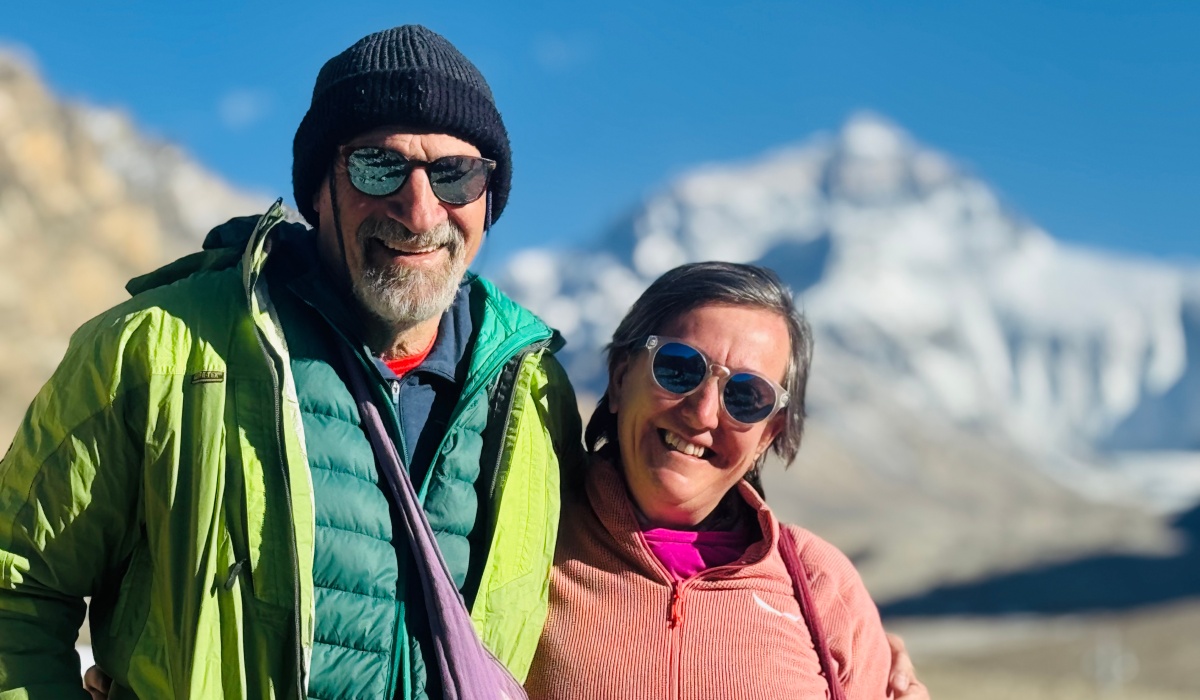 Reisendes Paar vor der Berglandschaft in Tibet