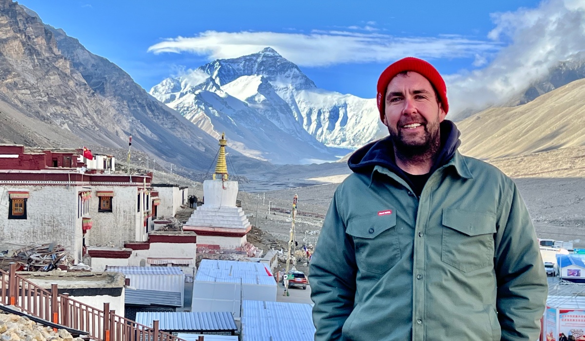 Rongbuk-Kloster mit Mount Everest im Hintergrund