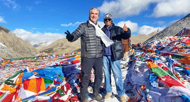 Ein lokaler tibetischer Reiseleiter begleitet unsere G&auml;ste bei der Mount Kailash Kora