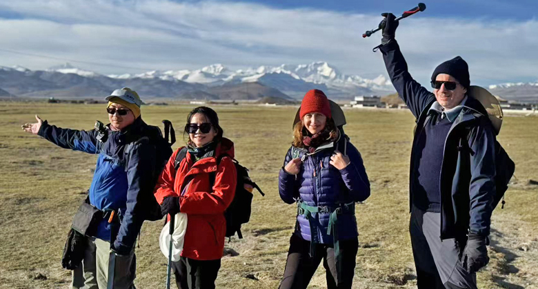 Lokaler Reiseleiter begleitet G&auml;ste bei einer Trekkingreise im Himalaya