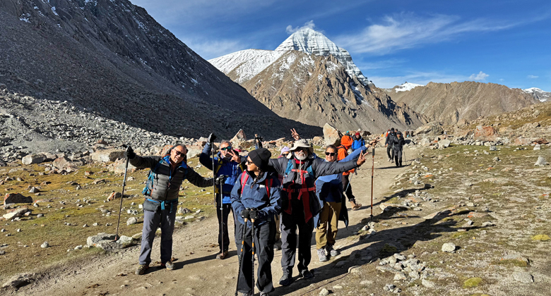 Unsere Reiseg&auml;ste wandern mit Trekkingst&ouml;cken auf der Mount Kailash Kora in Tibet