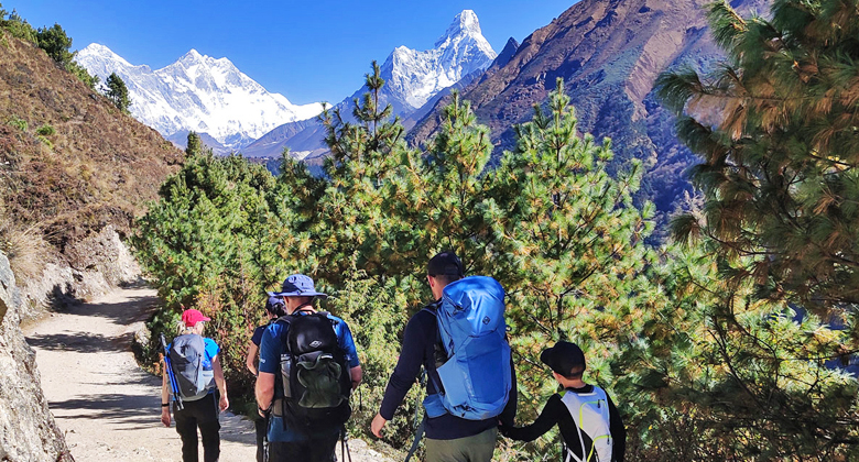 Wanderer auf dem Weg zum Everest-Basislager in Nepal