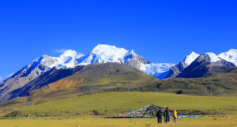 Schneebedeckte Gipfel am Tanggula-Pass entlang der Qinghai-Tibet-Stra&szlig;e
