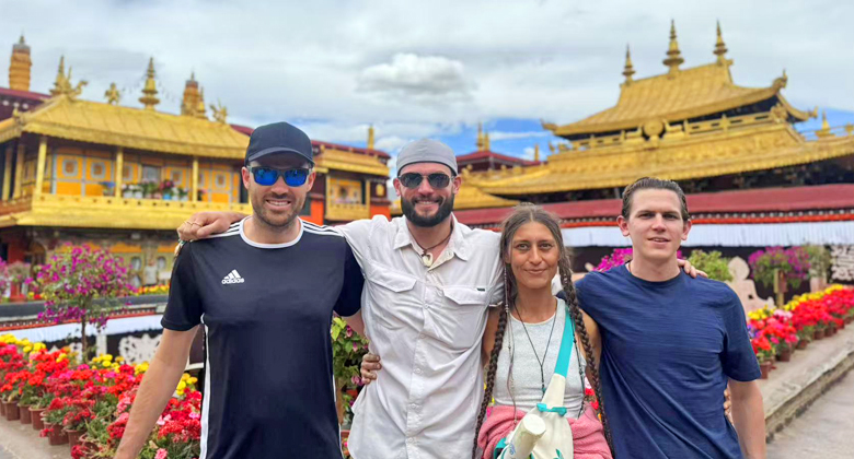 Besucher auf der zweiten Etage des Jokhang-Tempels in Lhasa