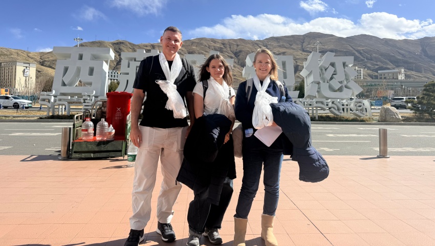 Reisende nach der Ankunft in Lhasa mit Hada-Schals.