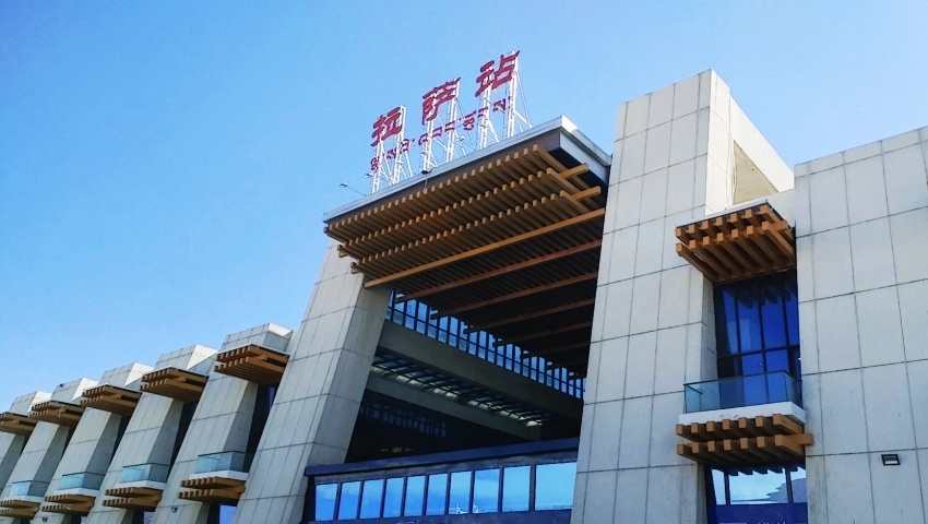Das Geb&auml;ude des Bahnhofs Lhasa in Tibet