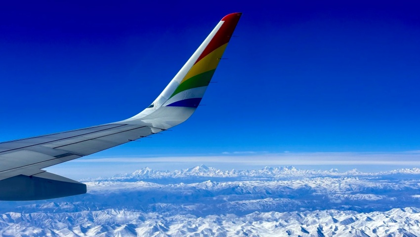 Blick aus dem Flugzeug auf die Himalaya-Schneeberge
