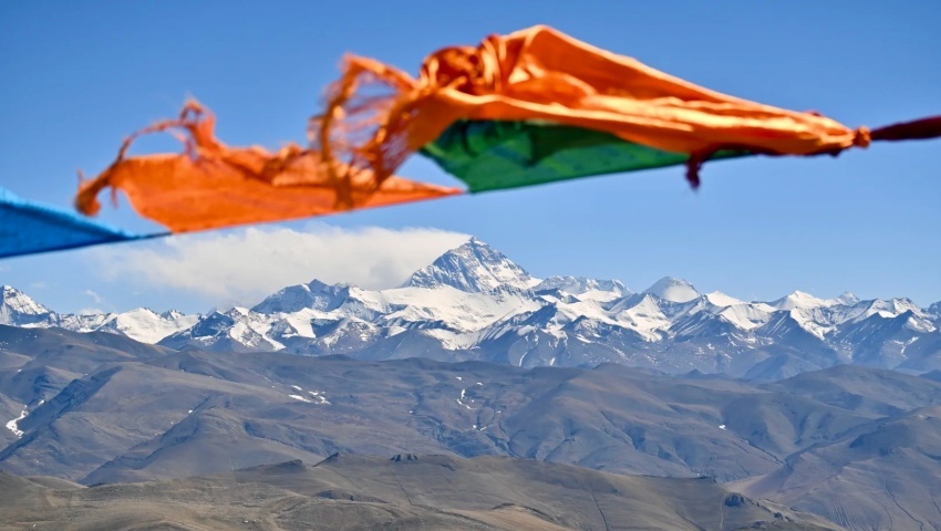 Bunte tibetische Gebetsfahnen wehen am Gawa-La-Pass mit Blick auf den Mount Everest