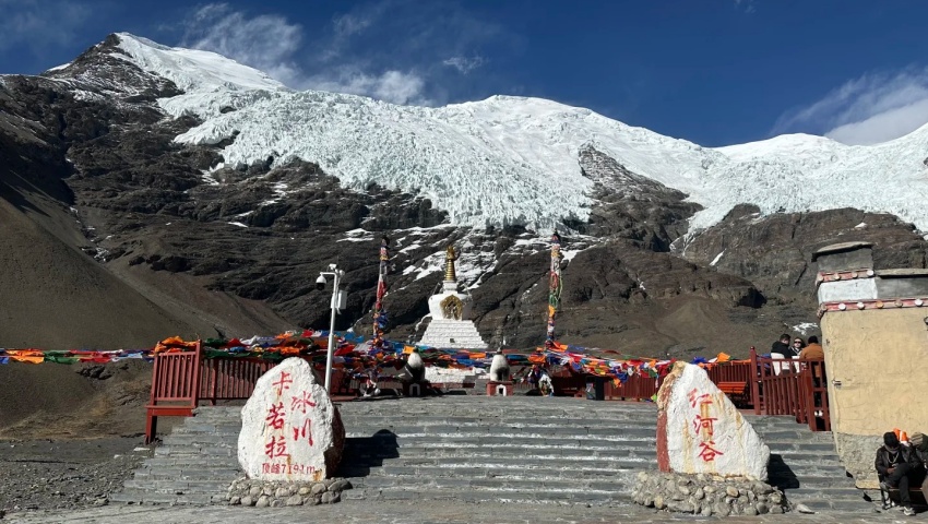 Der Karola-Gletscher mit einer wei&szlig;en Stupa