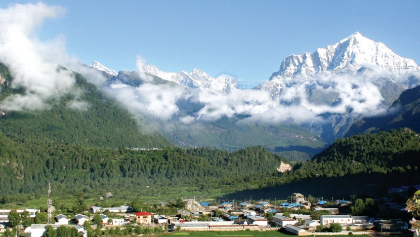 Gr&uuml;nes Kyirong-Tal mit idyllischem Dorf 