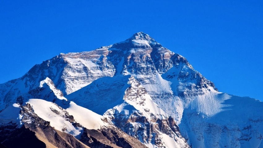 Nahaufnahme der schneebedeckten Nordwand des Mount Everest