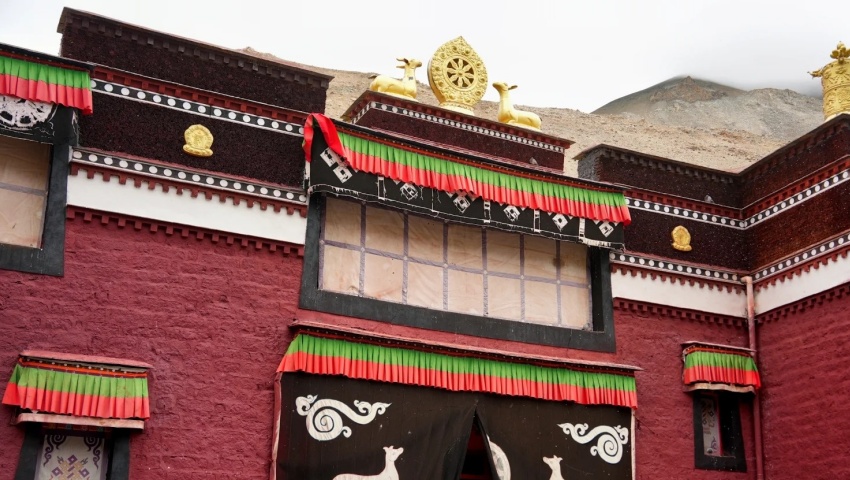 Traditionelle rote Fassade und Dachverzierungen des Rongbuk-Klosters