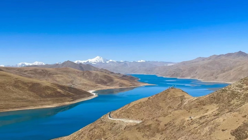 Panoramablick auf den blauen Yamdrok-See in Tibet.