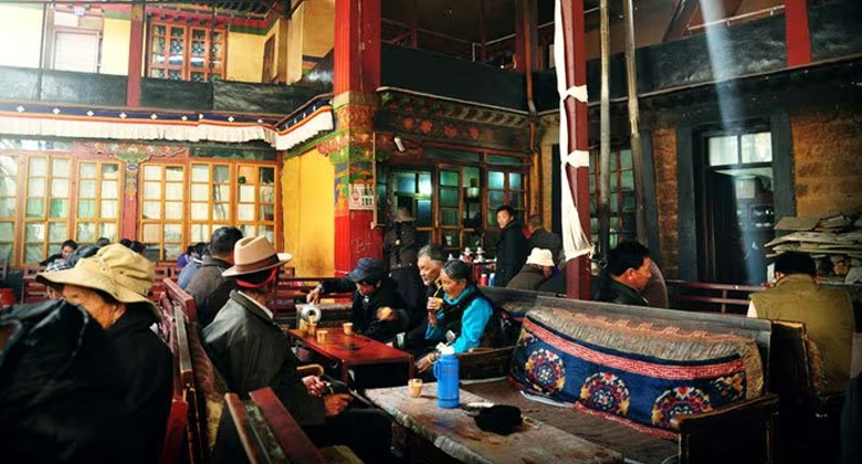 Ein lebendiges tibetisches Teehaus