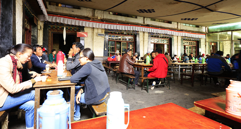 Einheimische genießen süßen Tee in einem tibetischen Teehaus