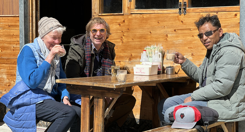 eine wohltuende Tasse tibetischen Süßtees