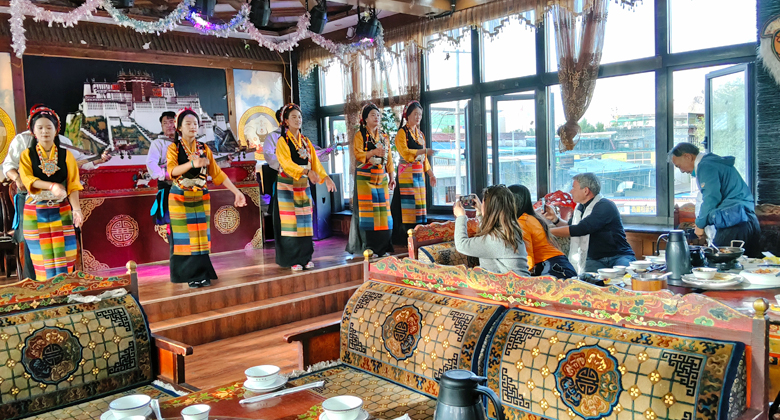 Kleiner Guozhuang-Tanz mit Einheimischen in Tibet