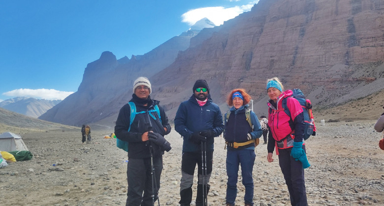 Reisende bei der Mount Kailash Kora in Tibet