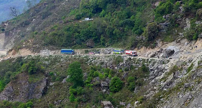 Nepalesischer Lokalbus von Kathmandu zum Gyirong-Grenzübergang
