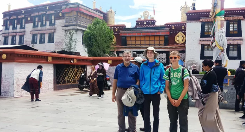 Besucher im Jokhang-Tempel, dem wichtigsten Pilgerort des tibetischen Buddhismus