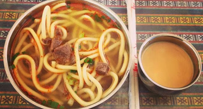 Tibetische Nudeln &ndash; typische Spezialit&auml;t in Teeh&auml;usern in Lhasa und Shigatse