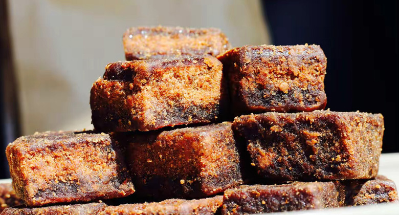 Schwarzer Zucker ist ein beliebtes Grundnahrungsmittel in der tibetischen Kultur.