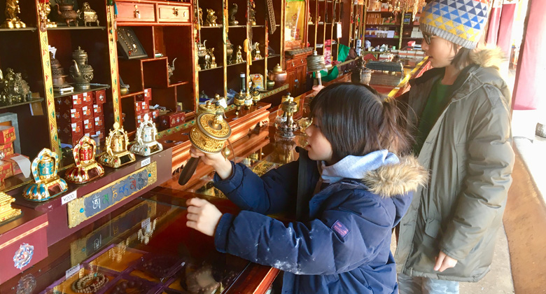 Besuch eines tibetischen Handwerksbetriebs mit Kindern
