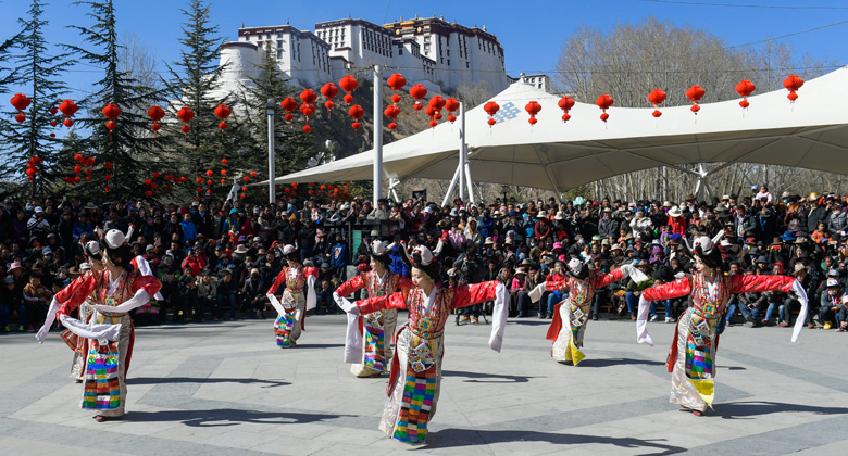 Tibeter feiern das tibetische Neujahrsfest Losar