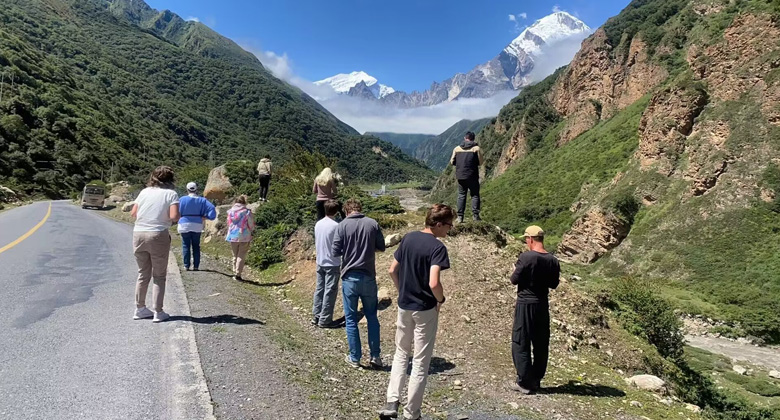 Die gut ausgebaute Straße von der Stadt Gyirong zum Gyirong-Grenzübergang in Tibet