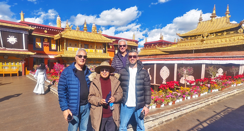 Reisende besuchen den Jokhang-Tempel in Lhasa, das spirituelle Zentrum Tibets