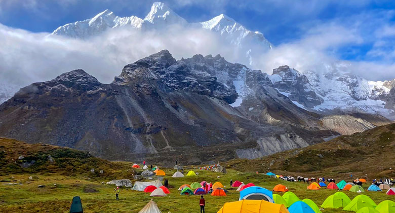 Camping im Gama-Tal: Zeltlager w&auml;hrend des Everest-Trekkings in abgelegener Hochgebirgslandschaft