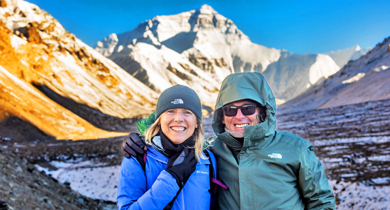Foto mit dem Mount Everest am Everest Base Camp in Tibet