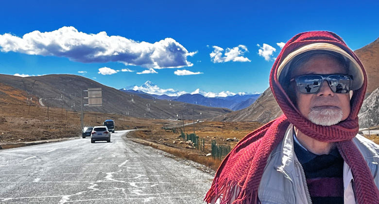 Gut ausgebaute Stra&szlig;e zum Everest Base Camp in Tibet