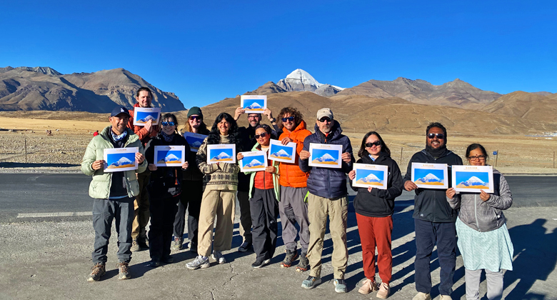 Unsere G&auml;ste mit Zertifikaten vom Everest-Basislager und Mount Kailash