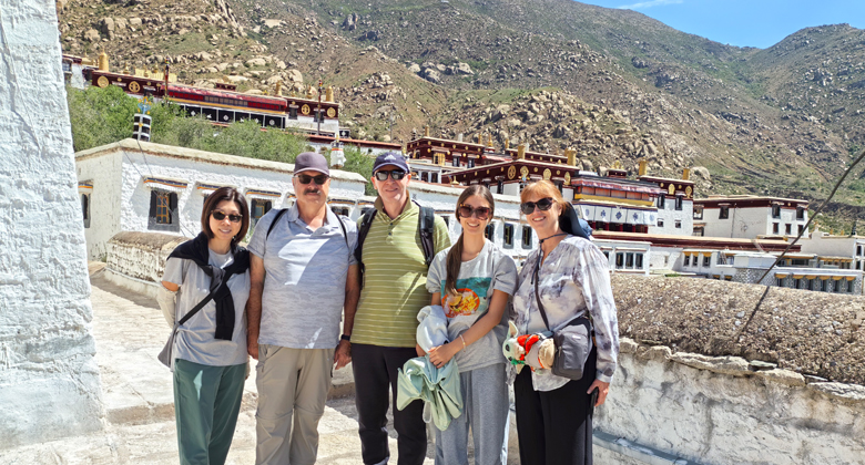Reisende am Drepung-Kloster in Lhasa