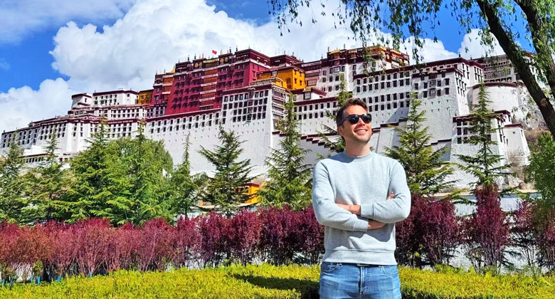 Reisender vor dem Potala-Palast in Lhasa